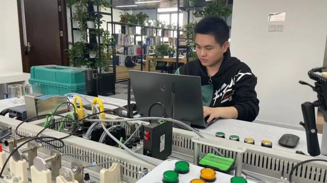 連摘三金！長寧代表隊(duì)在上海市第一屆職業(yè)技能大賽軟件開發(fā)賽項(xiàng)中表現(xiàn)搶眼